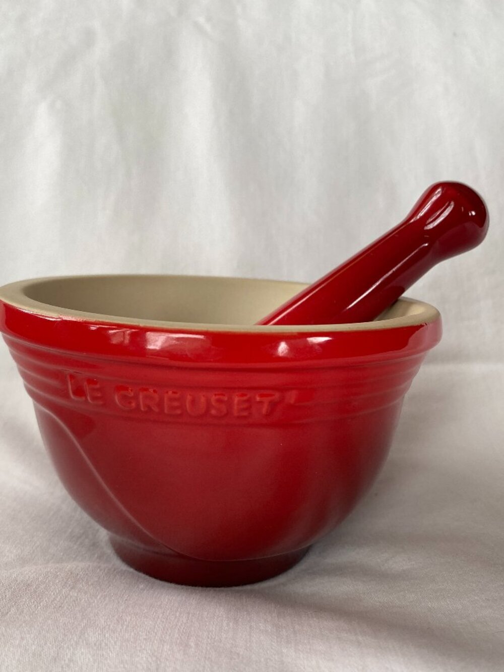 Le Creuset Mortar & Pestle Color Cerise Red Ombre. 10 Fl Oz 2 Piece Set